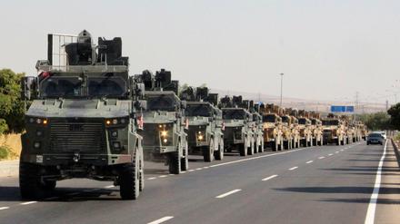 Türkisches Militär auf dem Weg zur Grenze zu Syrien