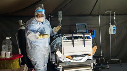 Ein Patient, der sich mit dem Coronavirus infiziert hat und an Covid-19 erkrankt ist, wird im Tshwane District Hospital mit Sauerstoff behandelt.  
