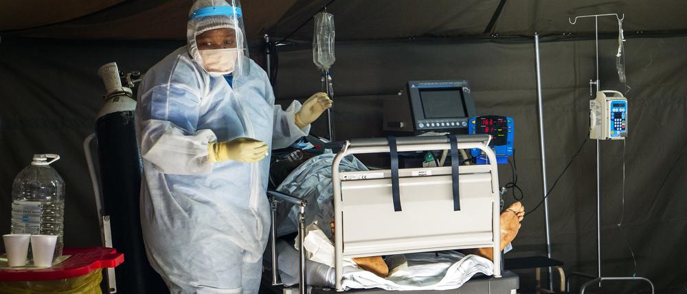 Ein Patient, der sich mit dem Coronavirus infiziert hat und an Covid-19 erkrankt ist, wird im Tshwane District Hospital mit Sauerstoff behandelt.