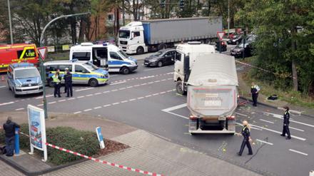 Der Unfall-Lkw steht auf der Straße in Leverkusen.