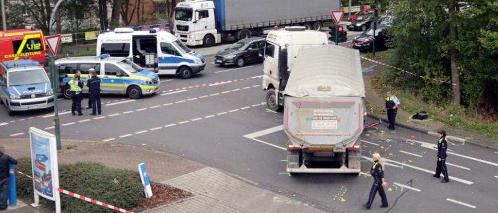 Der Unfall-Lkw steht auf der Straße in Leverkusen.
