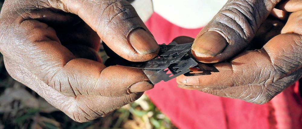 Weibliche Genitalverstümmelung wird international als Menschenrechtsverletzung und Kindermisshandlung bewertet.