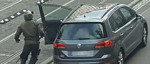 Stephan B. an seinem Auto in Halle.