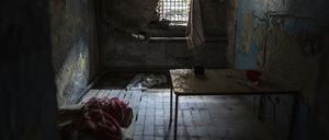Licht scheint durch das Fenster einer Arrestzelle im Keller einer Polizeistation, die von den russischen Streitkräften in der kürzlich befreiten Stadt Isjum genutzt wurde. 