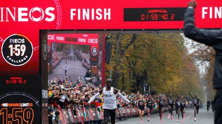 Eine Stunde, 59 Minuten und 40 Sekunden. Kipchoge hat es geschafft.