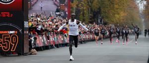 Eine Stunde, 59 Minuten und 40 Sekunden. Kipchoge hat es geschafft.