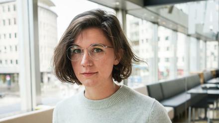 Miku Sophie Kühmels Debüts handelt von der Kunst, die Brüche in der eigenen Biografie zu kitten, ohne sie zum Verschwinden zu bringen.