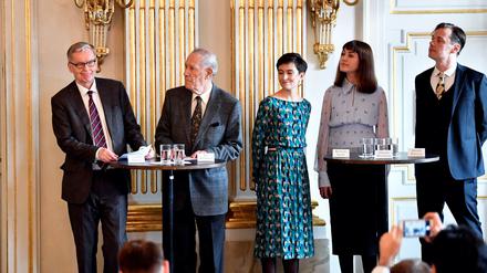 10.10.2019, Schweden, Stockholm: Mitglieder der Schwedischen Akademie, Anders Olsson (l-r), Par Westberg, Rebecka Kärde, Mikaela Blomqvist und Henrik Petersen, stehen nach der Bekanntgabe der Gewinner des Literatur-Nobelpreises 2018 und 2019 zusammen. 