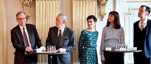 10.10.2019, Schweden, Stockholm: Mitglieder der Schwedischen Akademie, Anders Olsson (l-r), Par Westberg, Rebecka Kärde, Mikaela Blomqvist und Henrik Petersen, stehen nach der Bekanntgabe der Gewinner des Literatur-Nobelpreises 2018 und 2019 zusammen. 