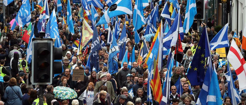 Demonstration in Edinburgh: Tausende Menschen gingen am Sonnabend für Schottlands Unabhängigkeit auf der Straße.