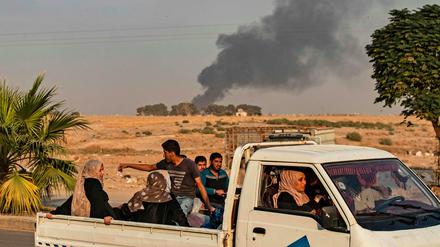 Auf der Flucht: Zivilisten versuchen den türkischen Bomben in Nordsyrien zu entkommen.