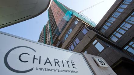 Der Schriftzug Charité vor dem Bettenhaus in Berlin-Mitte.