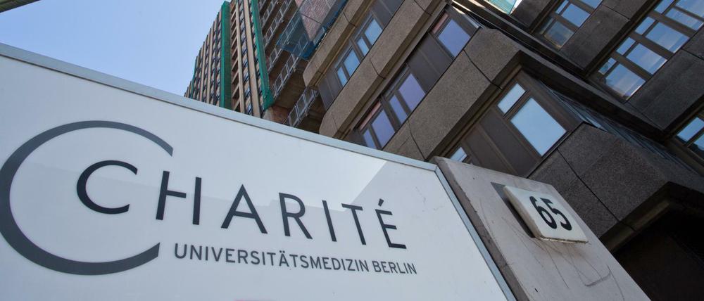 Der Schriftzug Charité vor dem Bettenhaus in Berlin-Mitte.