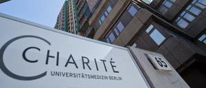 Der Schriftzug Charité vor dem Bettenhaus in Berlin-Mitte.