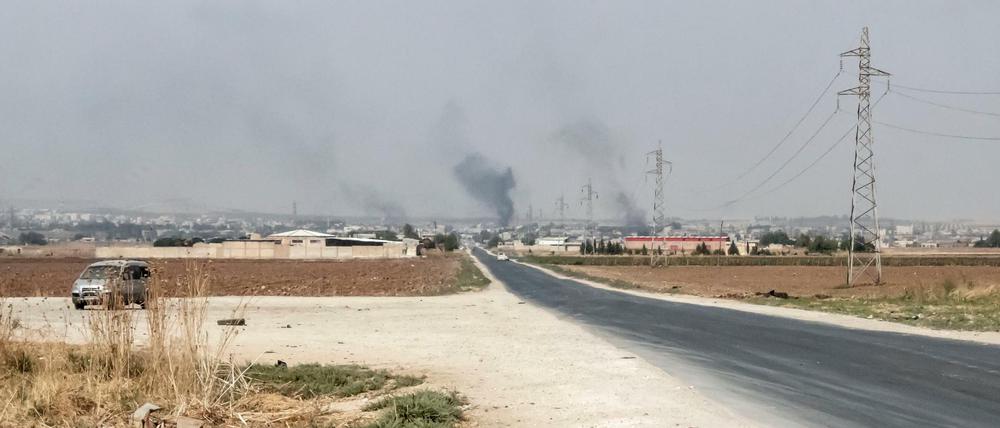 Syrien, Ras al-Ain: Rauchwolken steigen nach einem Granatenangriff auf. 