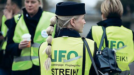 Flugbegleiterinnen der Lufthansa-Töchter Eurowings und Germanwings beim Streik in Köln 2016 (Archivbild).