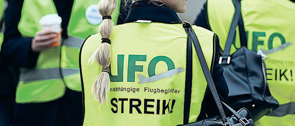 Flugbegleiterinnen der Lufthansa-Töchter Eurowings und Germanwings beim Streik in Köln 2016 (Archivbild).