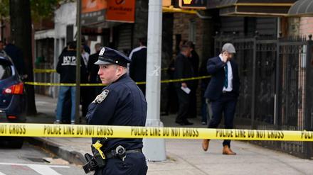 Polizist vor dem Nachtclub im New Yorker Stadtteil Brooklyn.