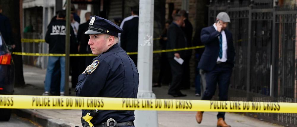 Polizist vor dem Nachtclub im New Yorker Stadtteil Brooklyn.