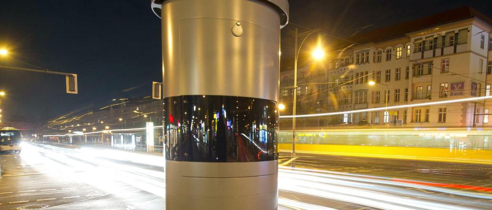 Ein sogenannter Rundumblitzer steht an der Schönhauser Allee. Der stationäre Blitzer erfasst Geschwindigkeitsübertritte.