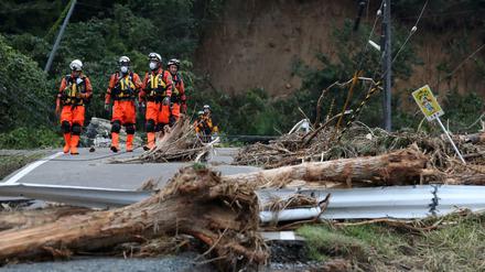 Rettungskräfte bei Aufräumarbeiten nach dem Taifun in Japan. 