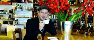 Ein Tässchen mit goldbrauner Crema. Im "Non Solo Vini" gönnt sich Tim Fischer gerne einen Espresso. Zum 30. Bühnenjubiläum tut ein bisschen Schubkraft gut. Am 17. Oktober startet er im Tipi seine Jubiläumstournee "Zeitlos".