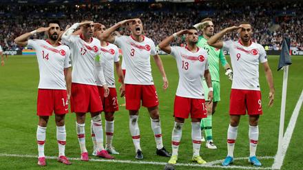 In der Ecke: Auch im Spiel gegen Frankreich jubelten einige türkische Profis mit dem Militärgruß.