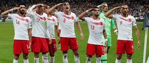 In der Ecke: Auch im Spiel gegen Frankreich jubelten einige türkische Profis mit dem Militärgruß.