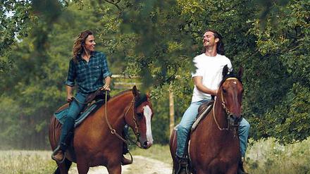 Wie im Western: Franz (Sebastian Fräsdorf) und Lilly (Karin Hanczewski) betrachten ihr Land vom Rücken ihrer Pferde.
