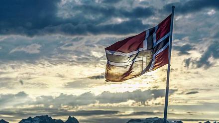 Der Norden rückt näher. Vor den Bergmassiven der Lofoten-Inseln weht die norwegische Flagge. 