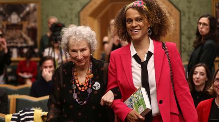 Margaret Atwood (l.) und Bernardine Evaristo bei der Preisverleihung.