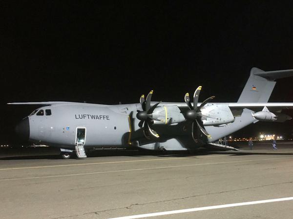 Er fliegt: Mit einem Airbus A400m der Luftwaffe ging es am Morgen nach Munster.