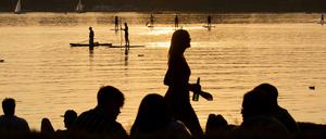 Jugendliche an der Alster in der Abendsonne.