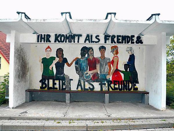 Fremde Freunde. Bushaltestellenhäuschen auf dem Weg nach Schleusingen.