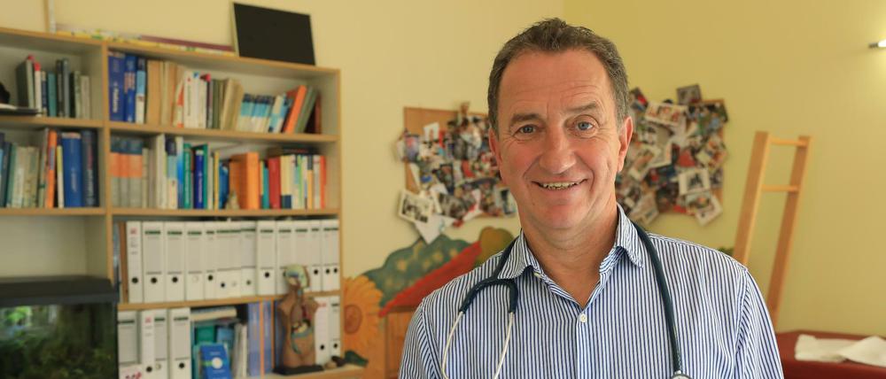 Kinderarzt Dr. Martin Karsten in seiner Praxis.