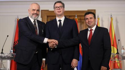 Albaniens Regierungschef Rama, Serbiens Präsident Vucic und Nordmazedoniens Premierminister Zaev (v.l.n.r.) vergangene Woche im serbischen Novi Sad.