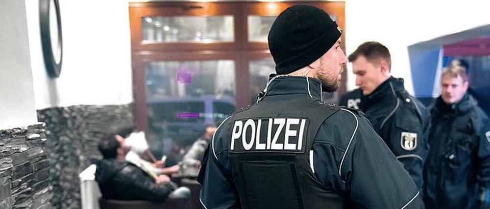 Beamte von Polizei, Gewerbeaufsicht, Zoll und Ordnungsamt kontrollieren verstärkt Shisha-Bars, Cafés und Wettbüros in Neukölln.