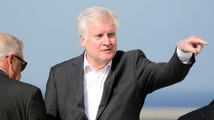 Mit ausgestrecktem Zeigefinger: Bundesinnenminister Horst Seehofer (CSU).