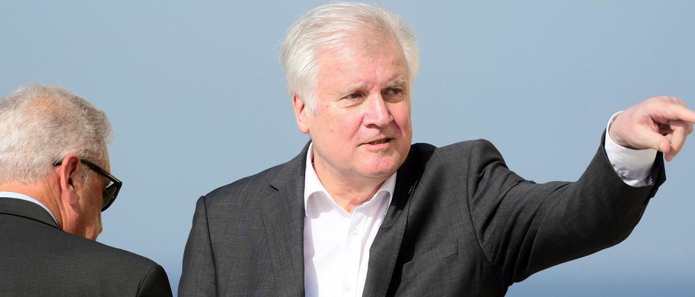 Mit ausgestrecktem Zeigefinger: Bundesinnenminister Horst Seehofer (CSU).