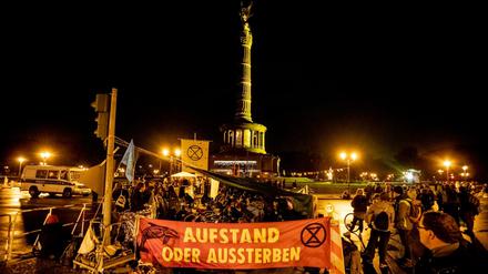 Aktivisten von Extinction Rebellion blockieren am Fuß der Siegessäule den Großen Stern.