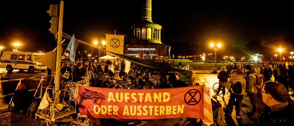 Aktivisten von Extinction Rebellion blockieren am Fuß der Siegessäule den Großen Stern.