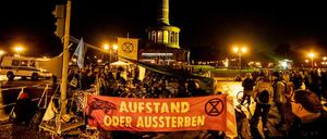 Aktivisten von Extinction Rebellion blockieren am Fuß der Siegessäule den Großen Stern.