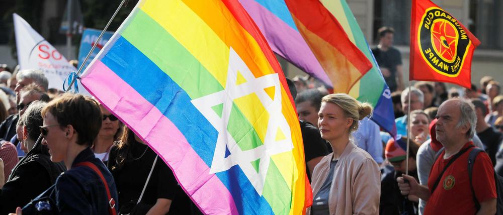 Die Initiative "unteilbar" hat zur Demonstration gegen Antisemitismus, Rassismus und Nationalismus in Berlin aufgerufen.