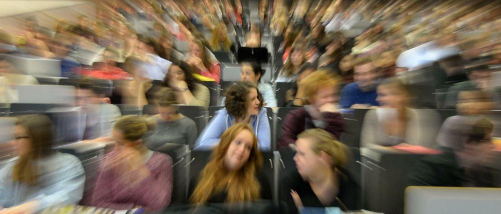 Immer mehr Studierende kommen an die Uni Potsdam (hier ein Archivbild), ihr Präsident fordert mehr Mittel für Investitionen.