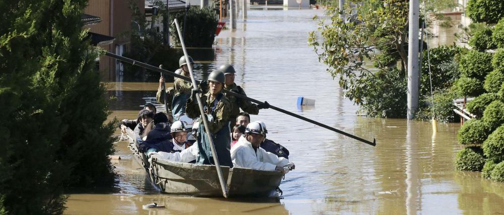 Soldaten bringen Betroffene in der Präfektur Miyagi aus der Gefahrenzone.
