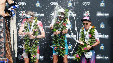 Ironman-WM auf Hawaii: Lucy Charles Barclay (l-r) aus England, Anne Haug aus Deutschland und Sarah Crowley aus Australien feiern auf dem Podest.