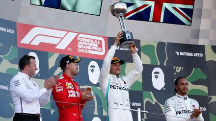Gute Fahrt: Valtteri Bottas (Zweiter von rechts) sichert sich in Suzuka den Sieg vor Sebastian Vettel (Zweiter von links) und Lewis Hamilton (rechts).