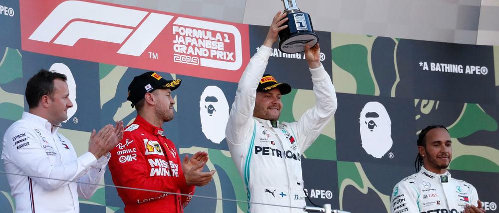 Gute Fahrt: Valtteri Bottas (Zweiter von rechts) sichert sich in Suzuka den Sieg vor Sebastian Vettel (Zweiter von links) und Lewis Hamilton (rechts).