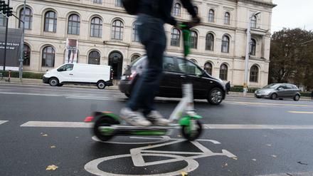(Symbolbild) Ein E-Scooter fährt auf dem Radweg am Bundesverkehrsministerium in Berlin vorbei. 