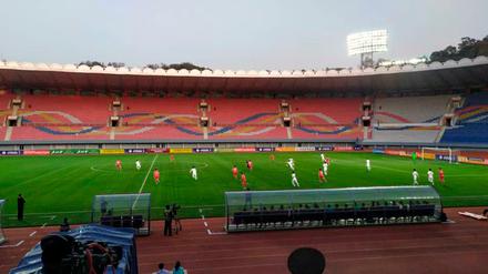 Pixel in Pjöngjang: Dieses Foto vom Duell zwischen Nordkorea (rot) und Südkorea (weiß) im Kim-Il-Sung-Stadion stellte der koreanische Fußballverband zur Verfügung.